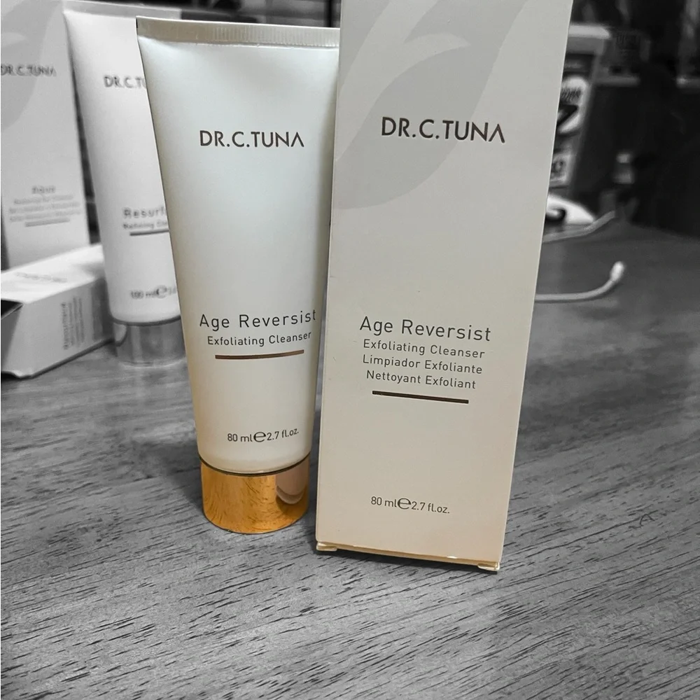 Age Reversist Exfoliating Cleanser - White and Gold